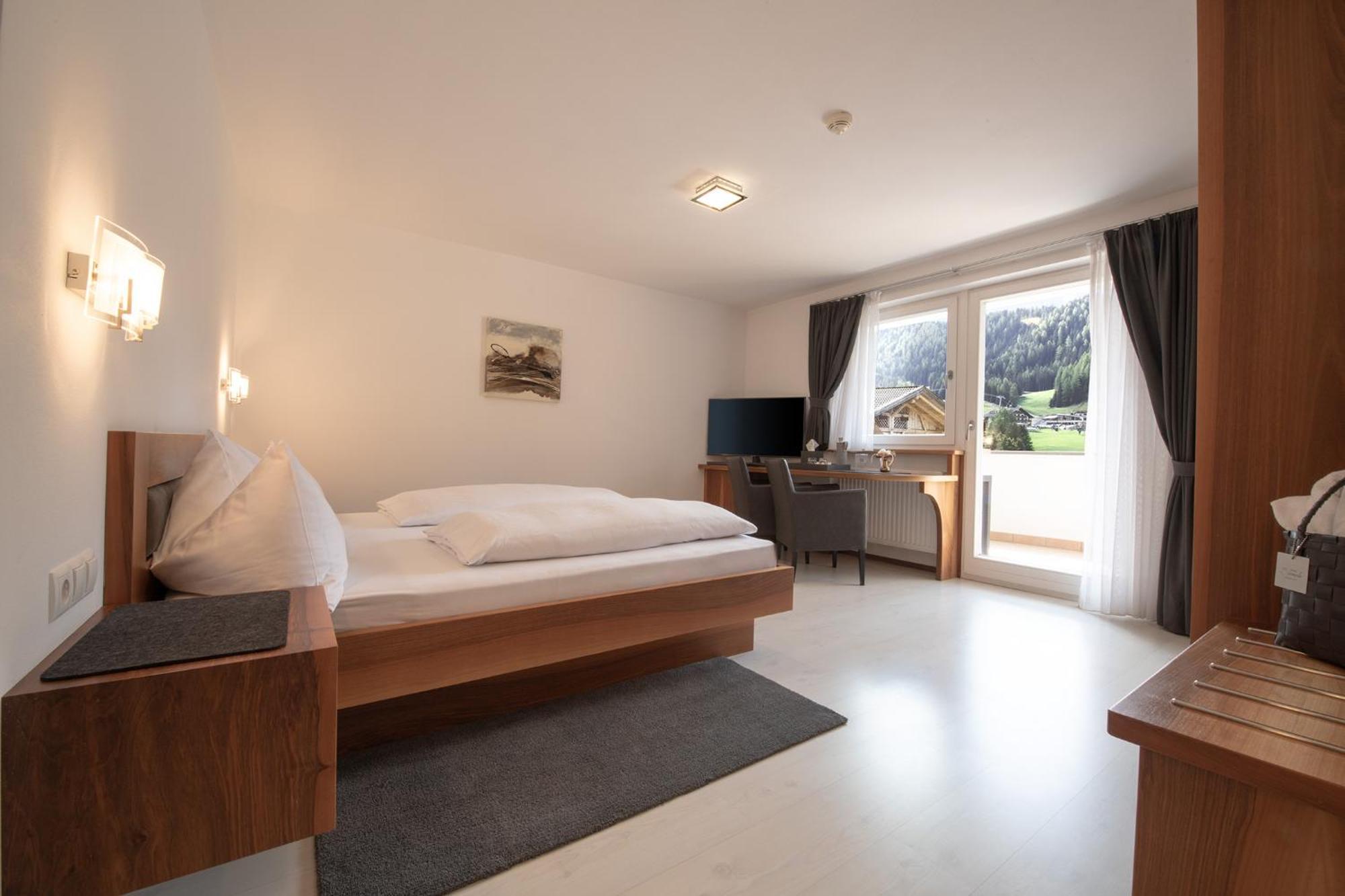 Apartments Sunela เซลวาดีวัลการ์เดนา ภายนอก รูปภาพ
