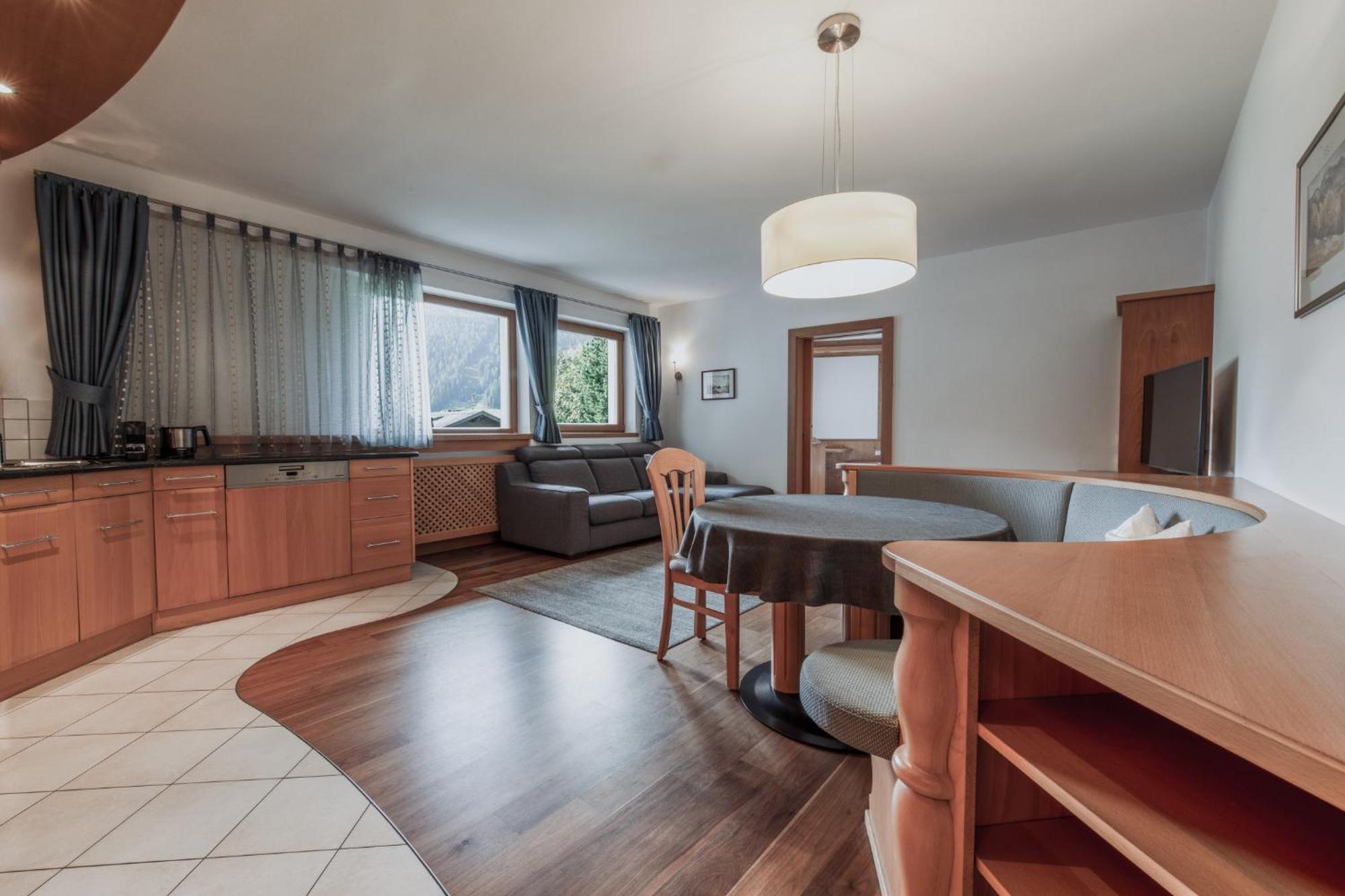Apartments Sunela เซลวาดีวัลการ์เดนา ภายนอก รูปภาพ